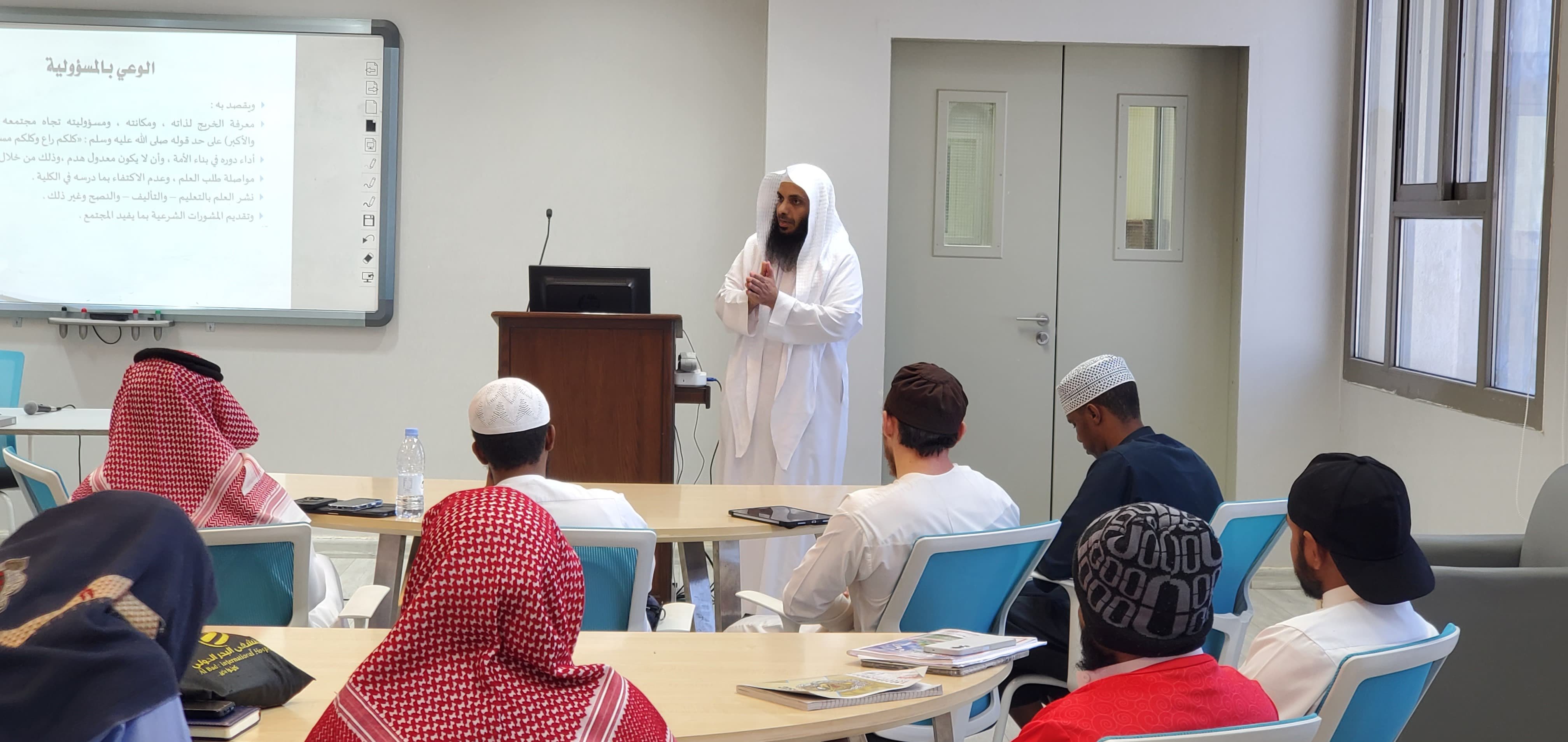 تنفيذ لقاء توعوي لطلاب كلية الشريعة بالتعاون مع وحدة التوعية الفكرية يوم الاثنين 19-جمادى الأولى-1447